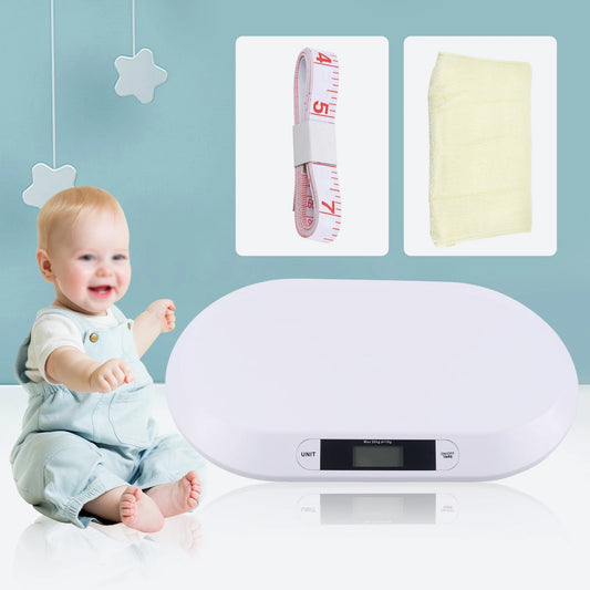 Balance électronique pour bébé avec ruban de mesure et serviette, présentée avec un nourrisson assis à côté