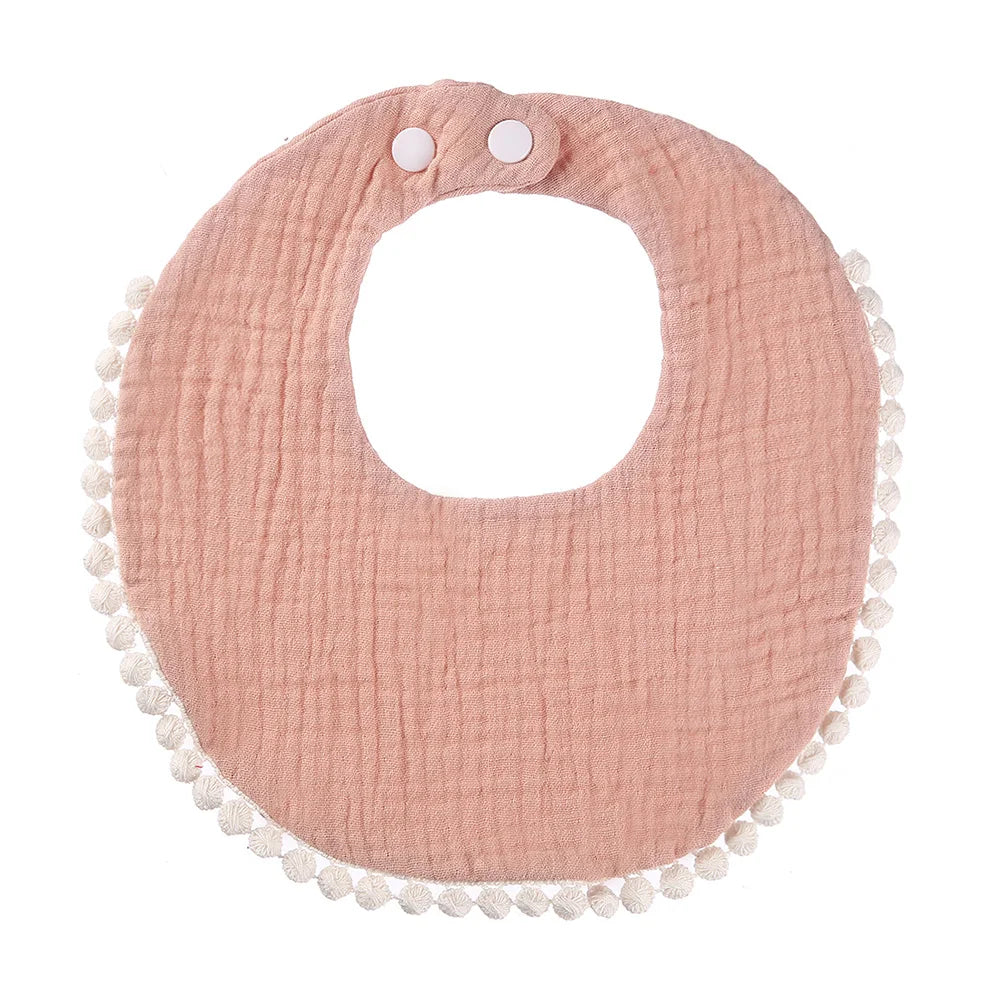 Bavoir bébé en coton mousseline rose coréen avec bordure pompons et fermeture par boutons-pression