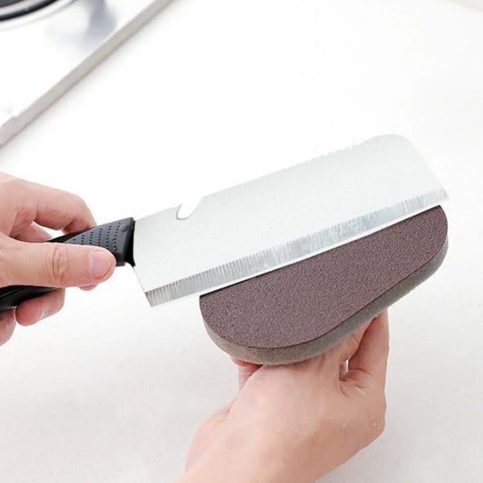 Brosse Magic Emery utilisée pour affûter un couteau grâce à sa surface abrasive en émeri