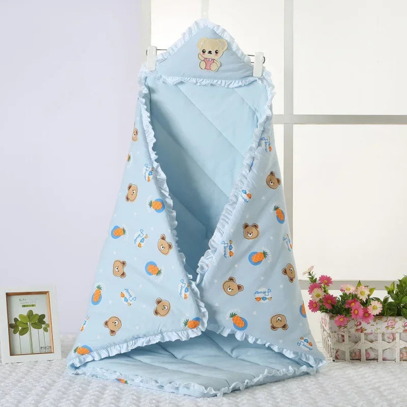 Couverture d’emmaillotage bébé en coton bleu ciel avec capuche brodée motif ours et fruits, forme cocon enveloppante, douce et chaude pour nouveau-né