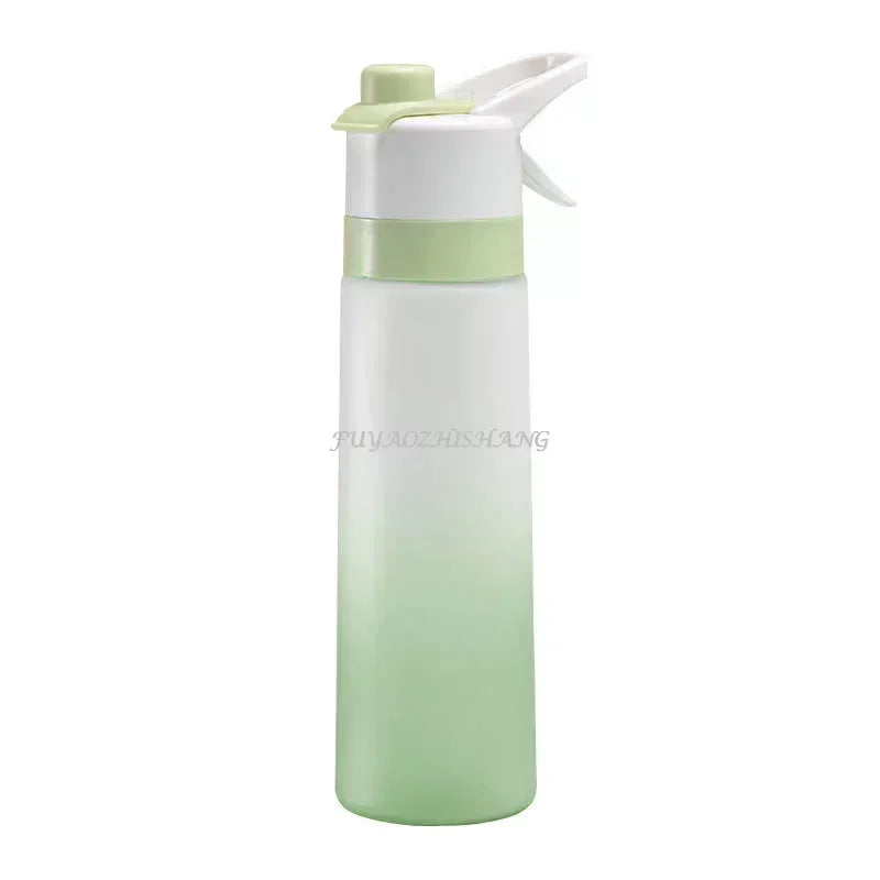 Gourde spray sport 700 ml sans BPA couleur verte, bouteille d’eau avec pulvérisation intégrée, idéale pour le fitness, le voyage et les activités outdoor.