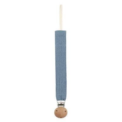 Attache-tétine en coton bleu canard avec clip en bois naturel, présentée seule sur fond blanc.