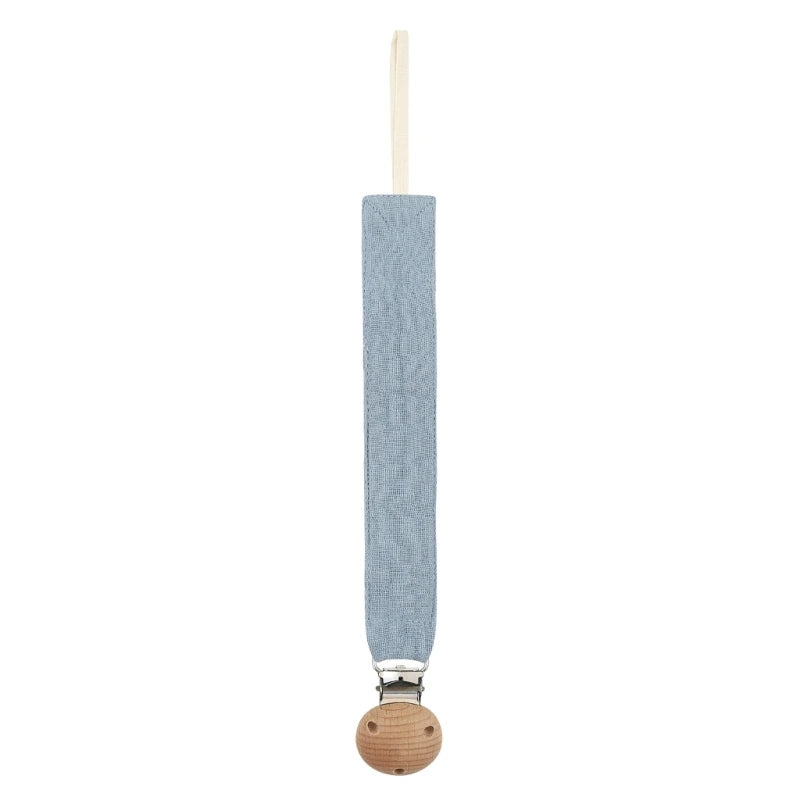 Attache-tétine en coton bleu clair avec clip en bois naturel, présentée seule sur fond blanc.