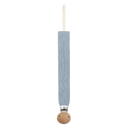 Attache-tétine en coton bleu clair avec clip en bois naturel, présentée seule sur fond blanc.