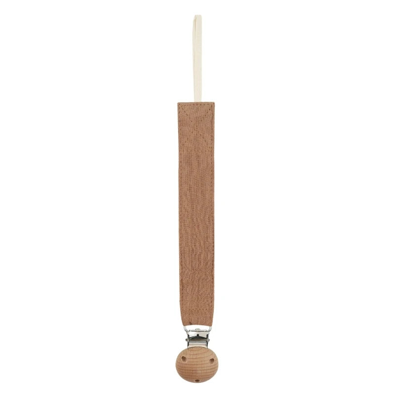 Attache-tétine en coton marron avec clip en bois naturel, présentée seule sur fond blanc.
