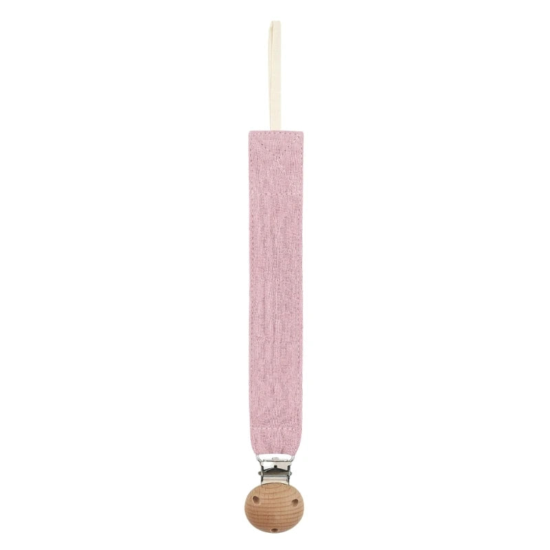 Attache-tétine en coton rose avec clip en bois naturel, présentée seule sur fond blanc.