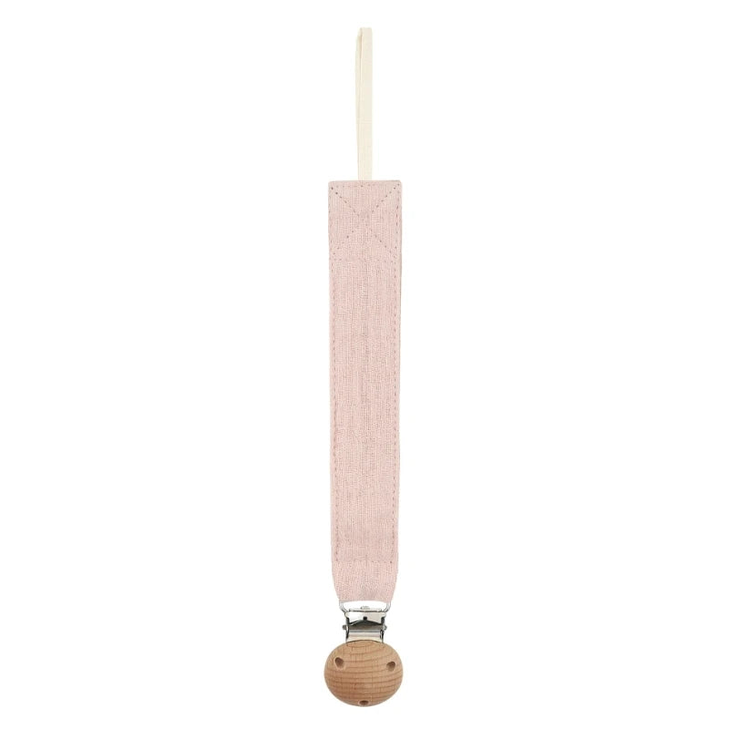 Attache-tétine en coton rose clair avec clip en bois naturel, présentée seule sur fond blanc.