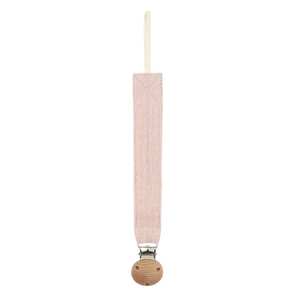 Attache-tétine en coton rose clair avec clip en bois naturel, présentée seule sur fond blanc.