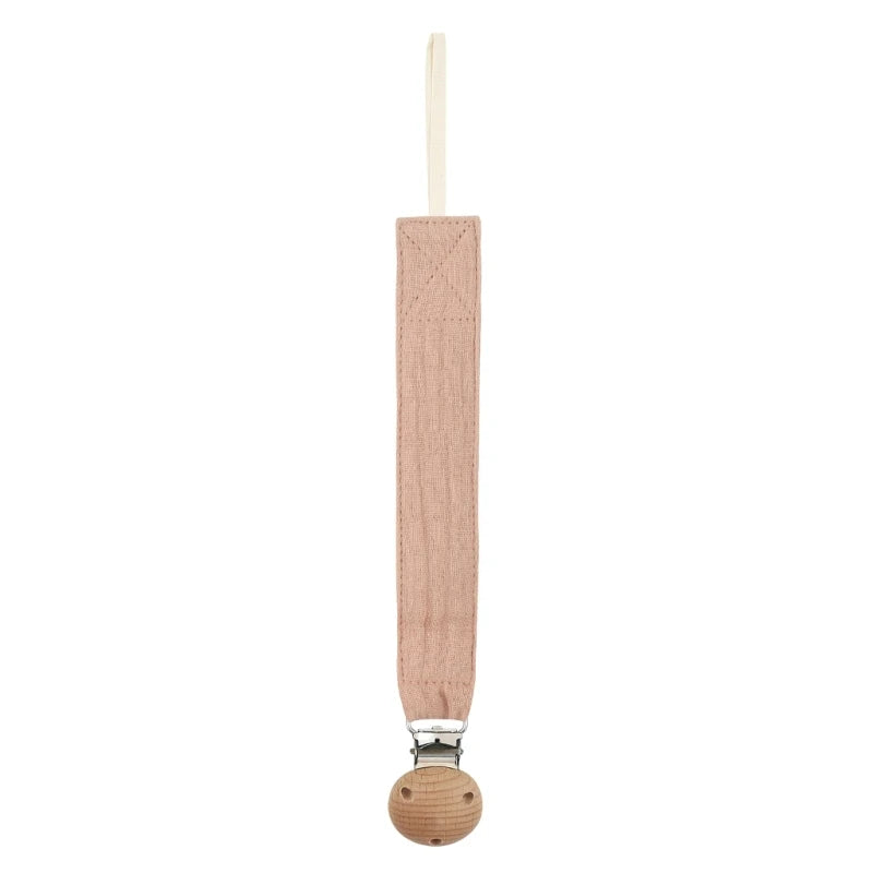 Attache-tétine en coton rose poudré avec clip en bois naturel, présentée seule sur fond blanc.