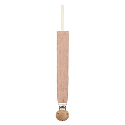 Attache-tétine en coton rose poudré avec clip en bois naturel, présentée seule sur fond blanc.