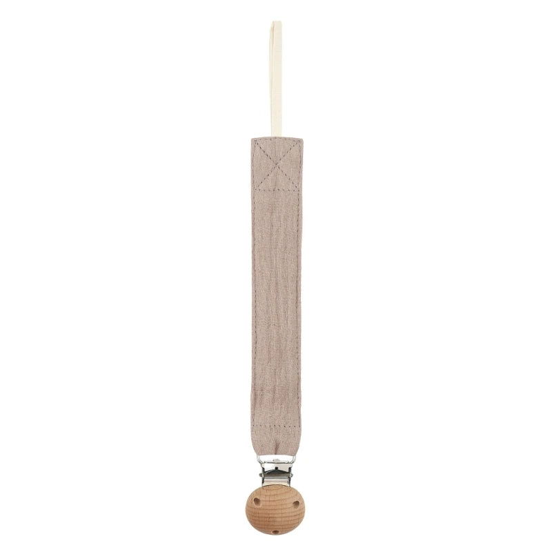 Attache-tétine en coton taupe avec clip en bois naturel, présentée seule sur fond blanc.