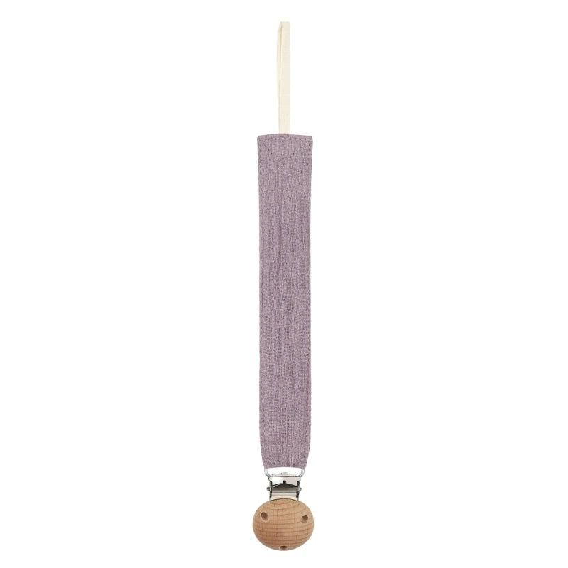 Attache-tétine pour bébé en tissu mauve avec pince ronde en bois, vue sur fond blanc