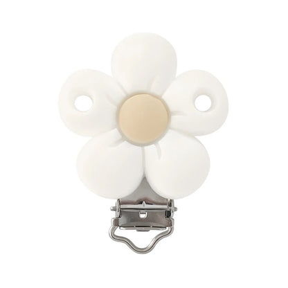 Clip attache-tétine en silicone en forme de fleur blanche avec centre beige et mécanisme métal, pour création personnalisée.