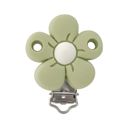 Clip attache-tétine en silicone en forme de fleur vert sauge avec centre blanc et mécanisme métal, pour création personnalisée.