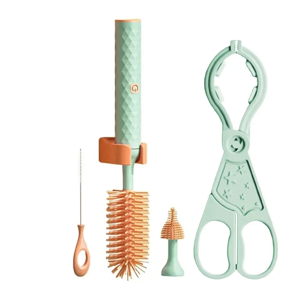 Kit brosse électrique pour biberons et bouteilles comprenant brosse principale en silicone, tête interchangeable, goupillon fin et pince multifonction.