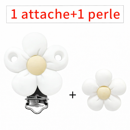 Kit composé d’un clip attache-tétine et d’une perle en silicone en forme de fleur blanche avec centre beige, pour création personnalisée.