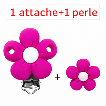 Kit composé d’un clip attache-tétine et d’une perle en silicone en forme de fleur fuchsia avec centre blanc, pour création personnalisée.