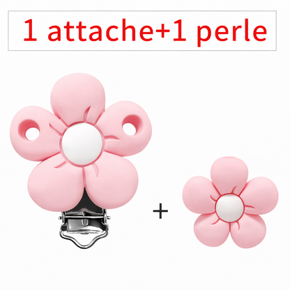 Kit composé d’un clip attache-tétine et d’une perle en silicone en forme de fleur rose pastel avec centre blanc, pour création personnalisée.