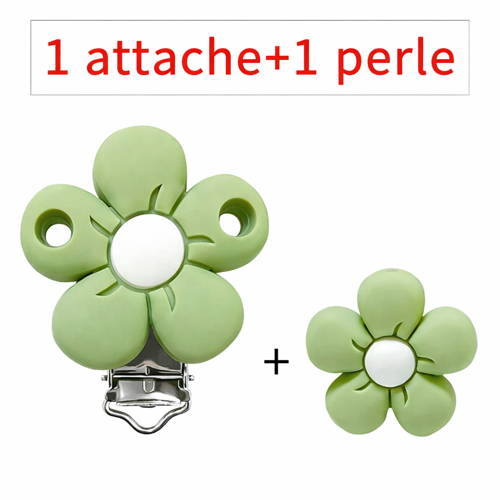 Kit composé d’un clip attache-tétine et d’une perle en silicone en forme de fleur vert sauge avec centre blanc, pour création personnalisée.
