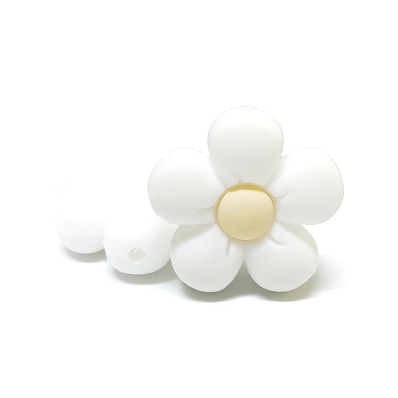 Perle en silicone en forme de fleur blanche avec centre beige, pour création d’attache-tétine personnalisée.