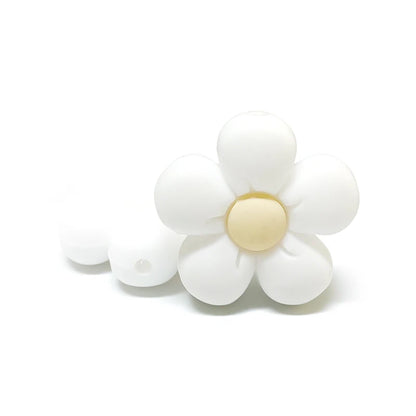 Perle en silicone en forme de fleur blanche avec centre beige, pour création d’attache-tétine personnalisée.
