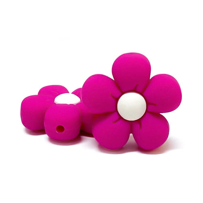 Perle en silicone en forme de fleur fuchsia avec centre blanc, pour création d’attache-tétine personnalisée.