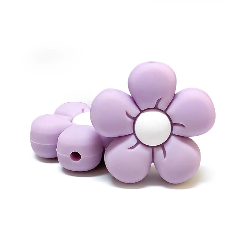 Perle en silicone en forme de fleur lilas avec centre blanc, pour création d’attache-tétine personnalisée.