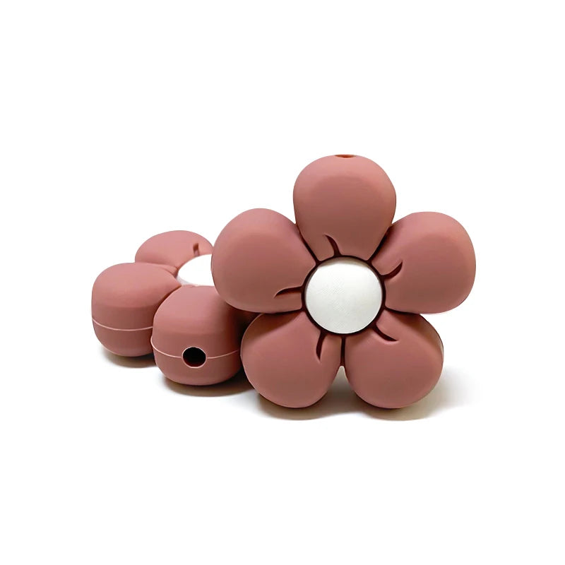 Perle en silicone en forme de fleur terracotta avec centre blanc, pour création d’attache-tétine personnalisée.