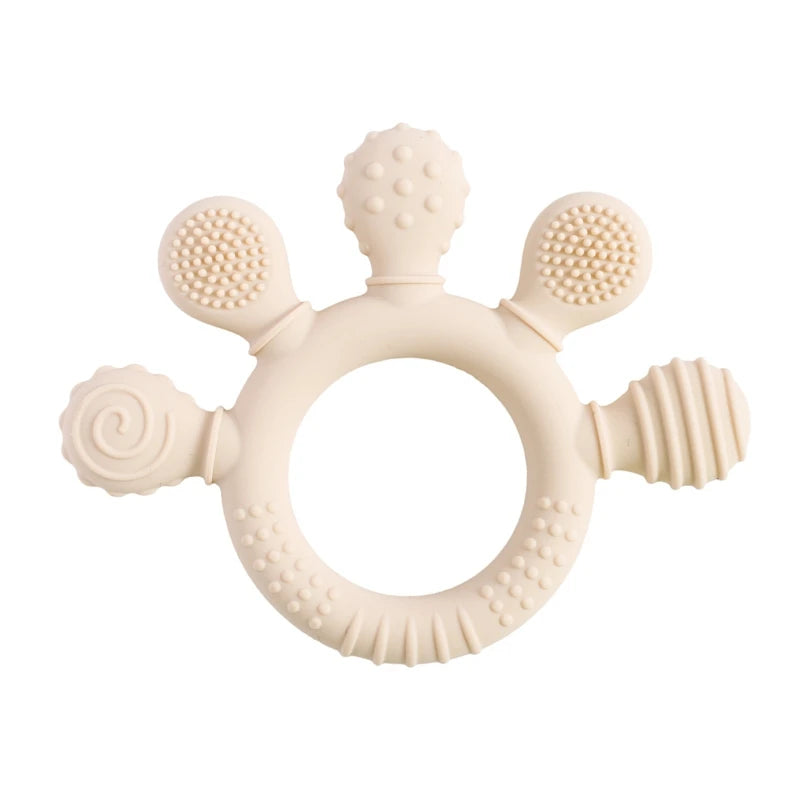 Anneau de dentition pour bébé en silicone alimentaire beige, formes et textures variées pour le massage des gencives