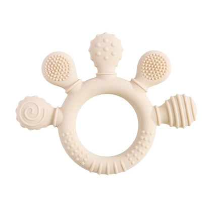 Anneau de dentition pour bébé en silicone alimentaire beige, formes et textures variées pour le massage des gencives