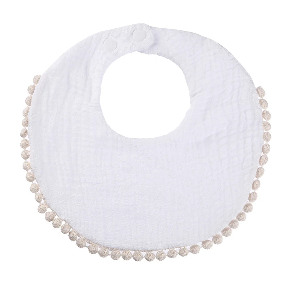 Bavoir bébé en coton mousseline blanc avec bordure pompons et fermeture par boutons-pression