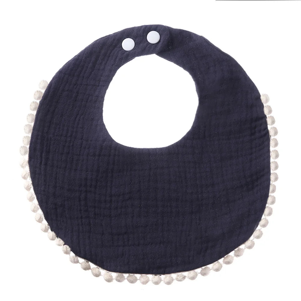 Bavoir bébé en coton mousseline bleu marine avec bordure pompons et fermeture par boutons-pression