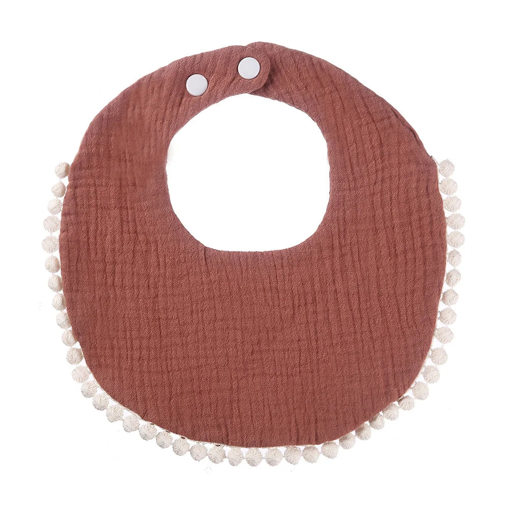 Bavoir bébé en coton mousseline couleur café avec bordure pompons et fermeture par boutons-pression
