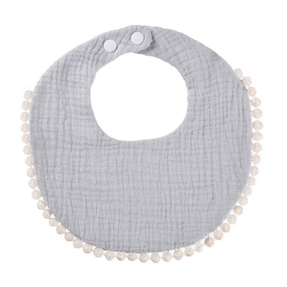 Bavoir bébé en coton mousseline gris clair avec bordure pompons et fermeture par boutons-pression