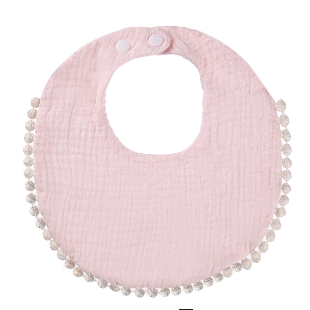 Bavoir bébé en coton mousseline rose clair avec bordure pompons et fermeture par boutons-pression