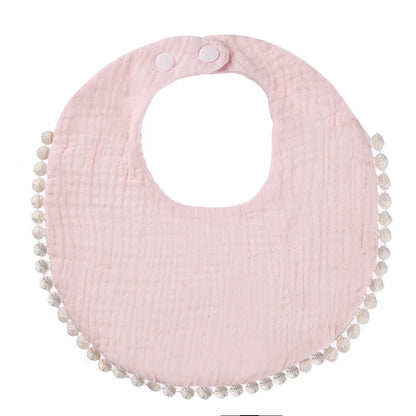 Bavoir bébé en coton mousseline rose clair avec bordure pompons et fermeture par boutons-pression