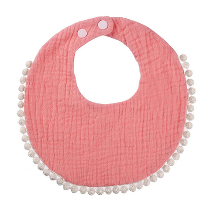 Bavoir bébé en coton mousseline rose corail avec bordure pompons et fermeture par boutons-pression