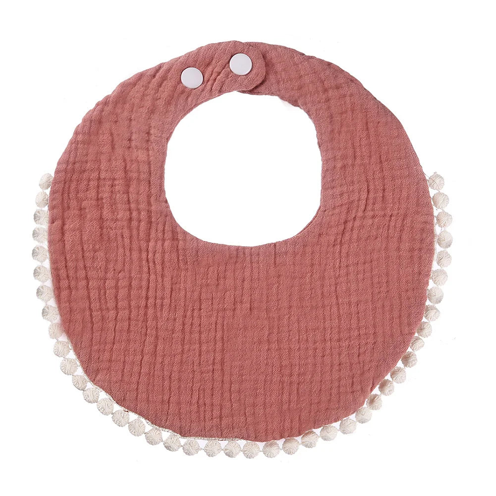 Bavoir bébé en coton mousseline rose poudré avec bordure pompons et fermeture par boutons-pression