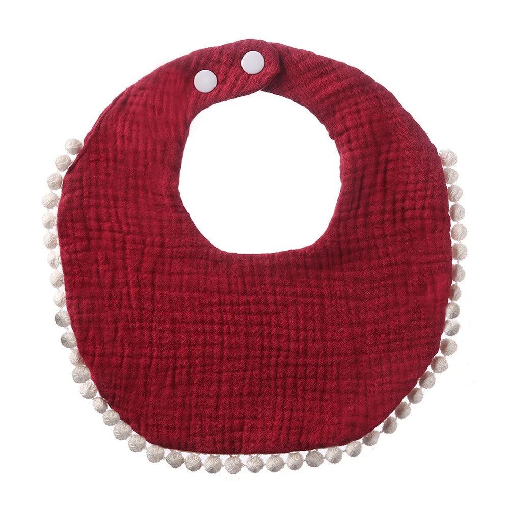 Bavoir bébé en coton mousseline rouge bordeaux avec bordure pompons et fermeture par boutons-pression