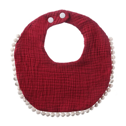 Bavoir bébé en coton mousseline rouge bordeaux avec bordure pompons et fermeture par boutons-pression