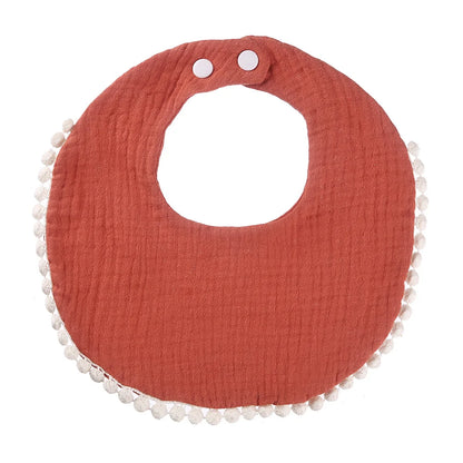 Bavoir bébé en coton mousseline rouge rouille avec bordure pompons et fermeture par boutons-pression