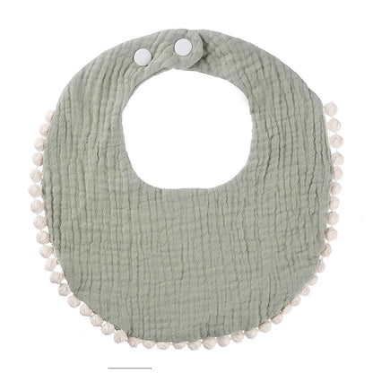 Bavoir bébé en coton mousseline vert sauge avec bordure pompons et fermeture par boutons-pression