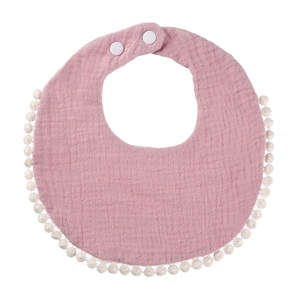 Bavoir bébé en coton mousseline violet clair avec bordure pompons et fermeture par boutons-pression