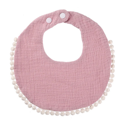 Bavoir bébé en coton mousseline violet clair avec bordure pompons et fermeture par boutons-pression