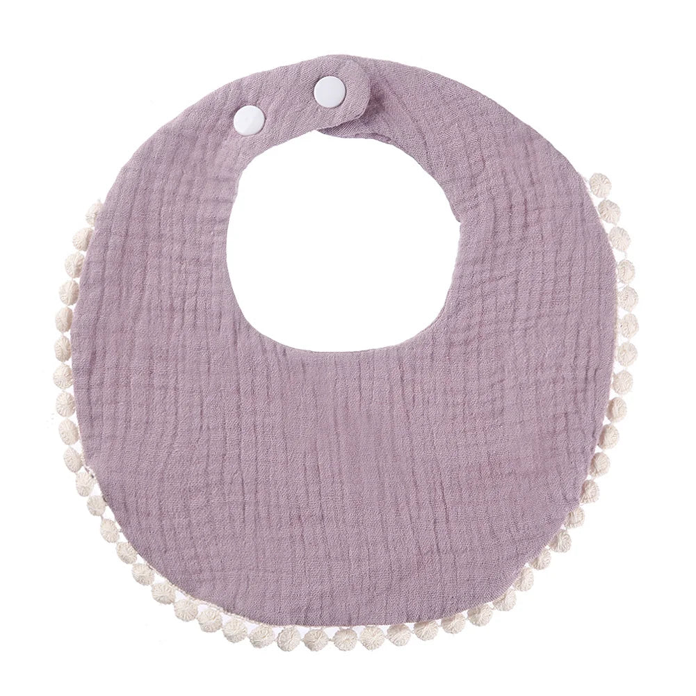 Bavoir bébé en coton mousseline violet grisé avec bordure pompons et fermeture par boutons-pression