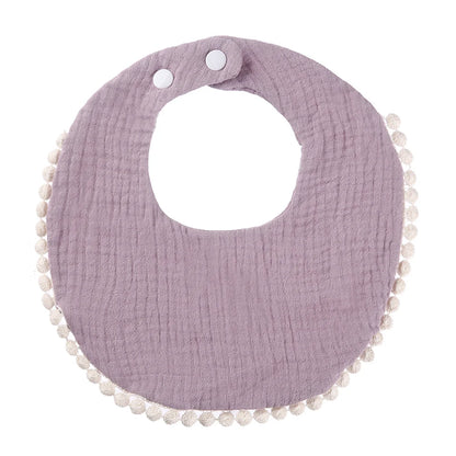 Bavoir bébé en coton mousseline violet grisé avec bordure pompons et fermeture par boutons-pression