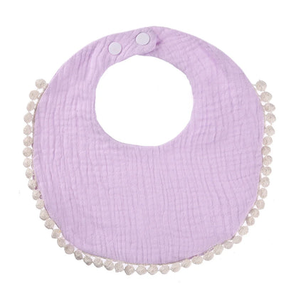 Bavoir bébé en coton mousseline violet taro avec bordure pompons et fermeture par boutons-pression
