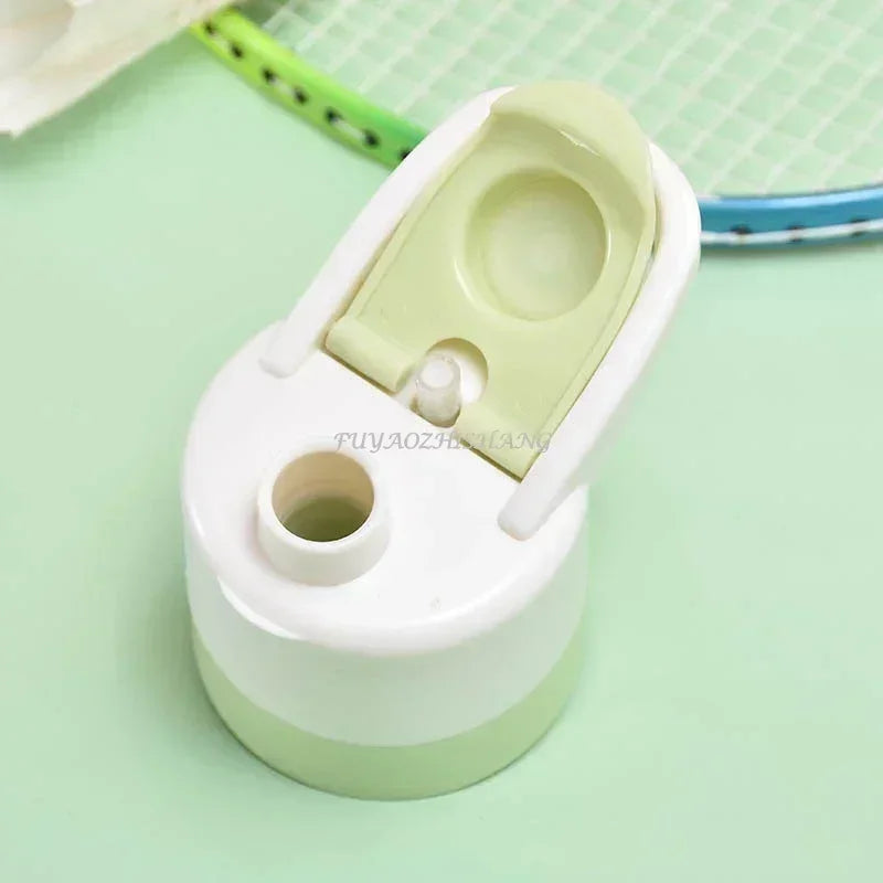 Bouchon de gourde spray sport 700 ml sans BPA avec système d’ouverture sécurisé et embout de pulvérisation, conçu pour une utilisation sportive et outdoor.