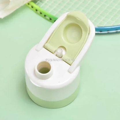 Bouchon de gourde spray sport 700 ml sans BPA avec système d’ouverture sécurisé et embout de pulvérisation, conçu pour une utilisation sportive et outdoor.