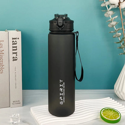 Gourde de sport grande capacité en plastique sans BPA, anti-fuite et réutilisable, couleur bleu foncé, avec dragonne et bouchon à ouverture rapide, idéale pour le sport, la salle de gym et les activités outdoor